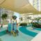 Beachfront Bliss - Apartment with Pool and Premium Amenities - Dubaj