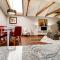 Hidden Couples loft Retreat in heights foodie district
