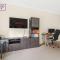 2 Bedroom Apartment, Business & Contractors, FREE Parking & Netflix By REDWOOD STAYS - Basingstoke