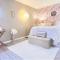 Luxury Villa- 3 mins to Mohegan- Fully Stocked with Fireplace- Jacuzzi, Saltwater Pools, Sauna