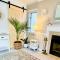 Luxury Villa- 3 mins to Mohegan- Fully Stocked with Fireplace- Jacuzzi, Saltwater Pools, Sauna