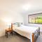 Casa Carinho, 24 Wallawa Rd - spectacular water views, pet friendly, air con and Wi-Fi