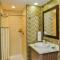 Aarya Hotel By Niagara Fashion Outlets