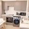 Walnut Luxurious 2-Bedroom with Ensuite - Parking, Netflix, WIFI - Close to Oxford, Bicester & Blenheim Palace - 基德灵顿