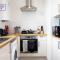 Modern 1 Bed 1 Bath Apartment for Corporates & Contractors, FREE Parking, Wi-Fi & Netflix By REDWOOD STAYS