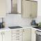 Walnut Flats-F2, 3-Bedroom with Garden & Patio - AC, Parking, Netflix, WIFI - Close to Oxford, Bicester & Blenheim Palace