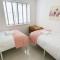 Walnut Flats-F2, 3-Bedroom with Garden & Patio - AC, Parking, Netflix, WIFI - Close to Oxford, Bicester & Blenheim Palace