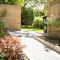 Walnut Flats-F2, 3-Bedroom with Garden & Patio - AC, Parking, Netflix, WIFI - Close to Oxford, Bicester & Blenheim Palace