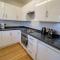 Deluxe 2 Bed Apartment- Near Heathrow, Legoland, Windsor Slough - Slough