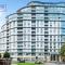 Spacious 2 Bed 2 Bath Apartment, Near Train Station, FREE Parking By REDWOOD STAYS - Woking