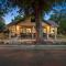 Stylish and Cozy Downtown 2 Bedroom Unit with Hot Tub