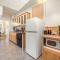 Stylish and Cozy Downtown 2 Bedroom Unit with Hot Tub