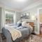 Stylish and Cozy Downtown 2 Bedroom Unit with Hot Tub