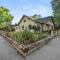 Stylish and Cozy Downtown 2 Bedroom Unit with Hot Tub