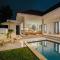 Santorini Sunset NEW 4 BR villa with beautiful rice paddy view and a large pool - Canggu