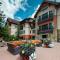 Lion Square Lodge South 550