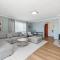 Sea La Vie ~ Pet Friendly Coastal Chic Broadwater Retreat