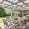 Sea La Vie ~ Pet Friendly Coastal Chic Broadwater Retreat