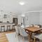 Sea La Vie ~ Pet Friendly Coastal Chic Broadwater Retreat