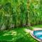 Tropical Hideaway - برادنتون بيتش