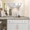 New! Spacious 1BR King Suite - Great Location - Roseville