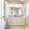 Noble House ~Spacious~Close to Beach ~Pool ~ Gym