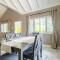 Noble House ~Spacious~Close to Beach ~Pool ~ Gym