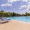 Noble House ~Spacious~Close to Beach ~Pool ~ Gym