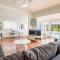 Classic Cottage on the Bay by Accom Holidays