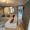 Cosy 4 bedroom holiday let Stevenage 22mins from London on the train - Stevenage