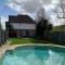 Hampton Oasis with Heated Pool & Large Garden - Molesey