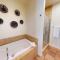 LV217 Superb 2 Bedroom Overlooking the Lap Pool - لا كينتا