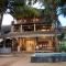 Pearl Divers Beachfront Apartment