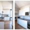 Stunning views modern décor flat in Kensington