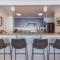 VIP Lakefront Condo Amazing Views Pool Pickleball Excellent Location Balcony BBQ