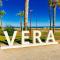 Vera Jardín a 300 metros de la playa