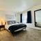Downtown 2BR Penthouse Suite with Balcony and Direct Skybridge Access - انديانابوليس