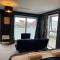 Family & Business Stays In RG2 - Sleeps Up to 12! - 雷丁