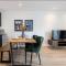 Elegance Retreat - 2 Bed Holiday Home with Parking