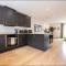 Elegance Retreat - 2 Bed Holiday Home with Parking