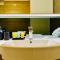 Chic Studio with Burj Views at Sterling by Omniyat - Dubaj