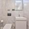 Top Floor Sandbanks Apartment with Free Parking just minutes from the Beach and Bars - Canford Cliffs