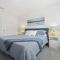 Mins to the Beach/King Beds/Arcade-Snowbird Deals!