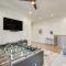 Houston Retreat with Balcony, 1 Mi to Toyota Center!