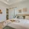 Houston Retreat with Balcony, 1 Mi to Toyota Center!