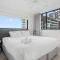 54Q Abnb-style Apt Opposite lush park playground, Portside 2BR FPKG - Brisbane