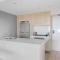 54Q Abnb-style Apt Opposite lush park playground, Portside 2BR FPKG - Brisbane