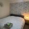 SuperKing Bed Free Parking Internet Garden Patio TV Quiet Close to main bus route B98 9NH - Beoley