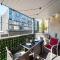 The Breakfast Club Suite - King Bed & AC - Patio - UG Park