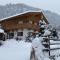 Chalet unter weiß-blauem Himmel